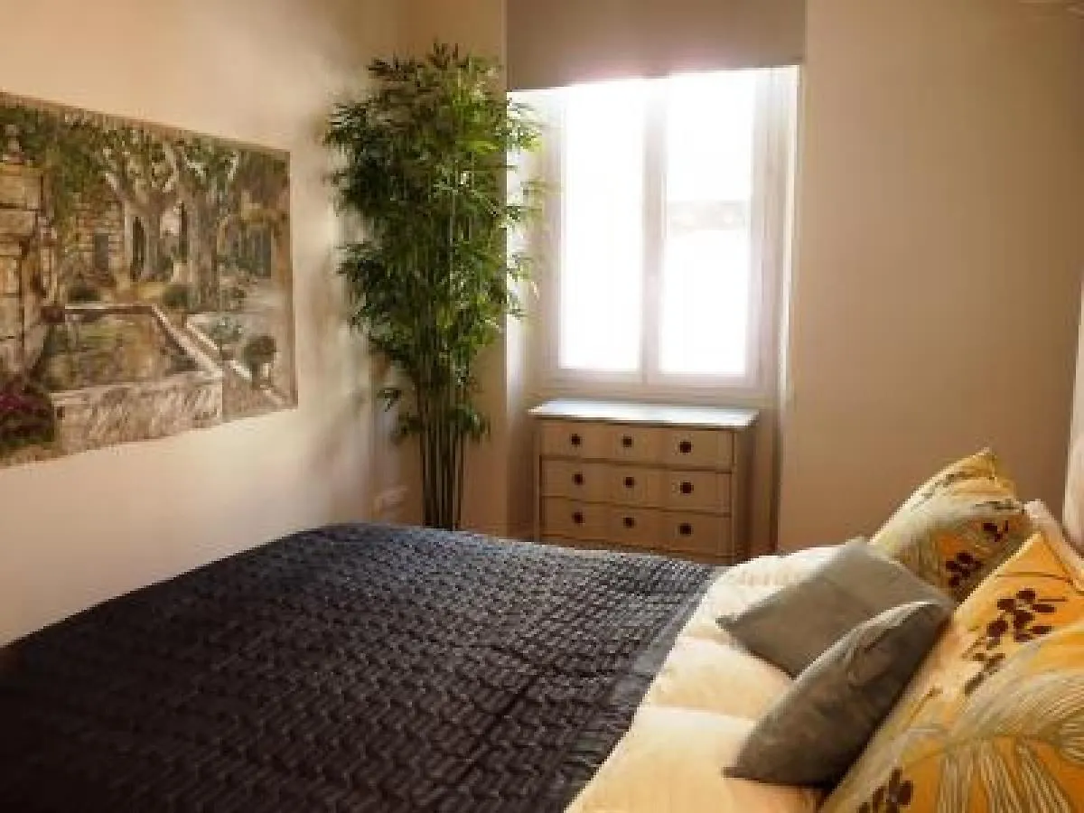 Beautifully Decorated Two Bedroom Apartment In The Heart Of Cannes Five Minutes Walk From Palais 409
