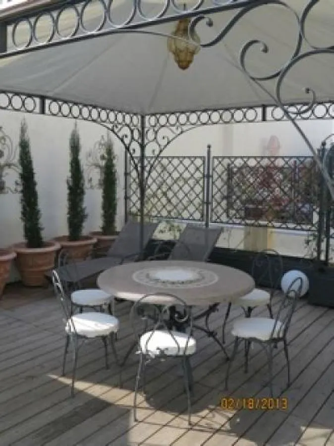 Beautifully Decorated Two Bedroom Apartment In The Heart Of Cannes Five Minutes Walk From Palais 409
