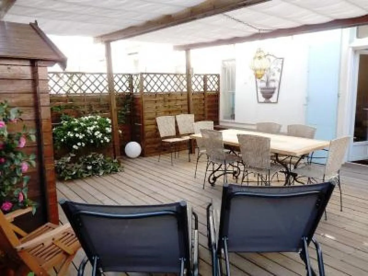 Cannes Palais View: Elegant Two-Bedroom Apartment