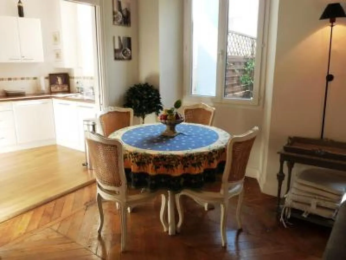 Cannes Palais View: Elegant Two-Bedroom Apartment