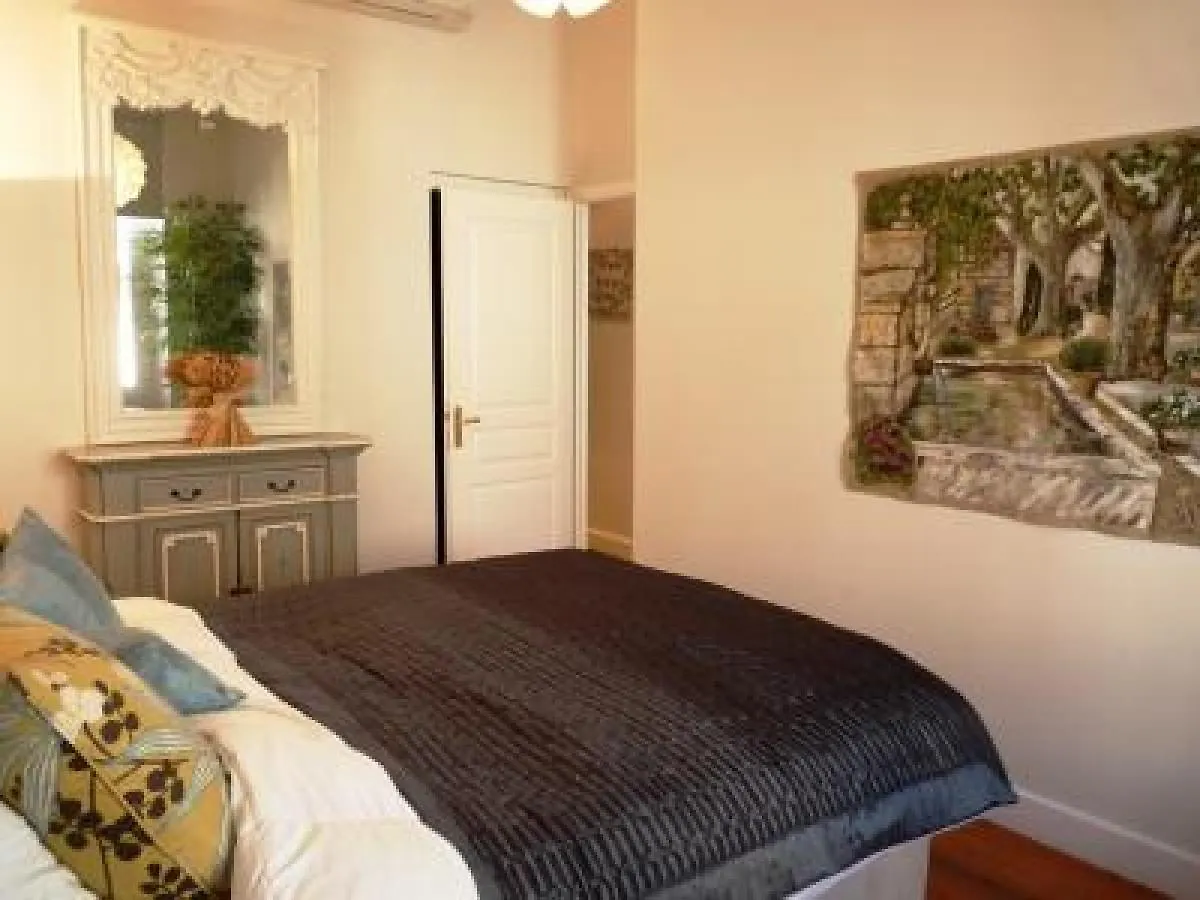 Cannes Palais View: Elegant Two-Bedroom Apartment
