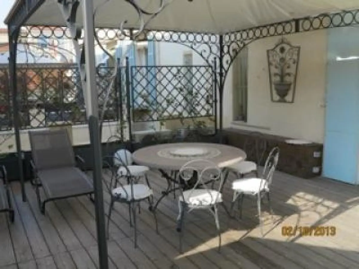 Cannes Palais View: Elegant Two-Bedroom Apartment