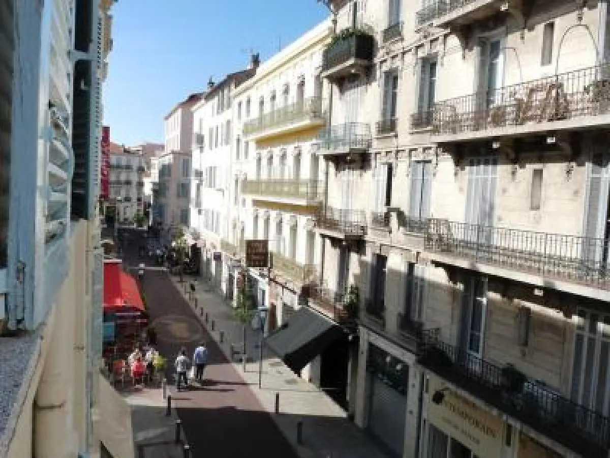 Cannes Palais View: Elegant Two-Bedroom Apartment 0*,  France